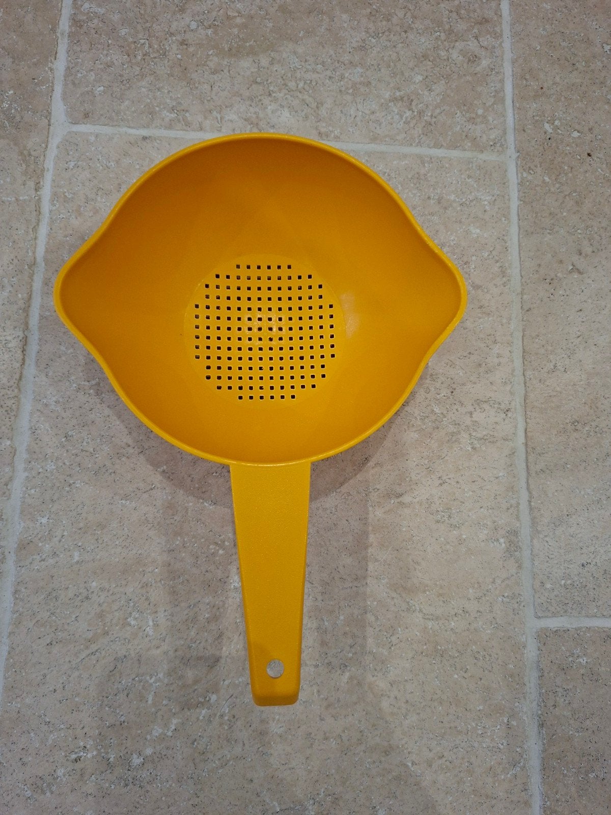 Passoire vintage Tupperware jaune orange avec bec verseur, Maison & Meubles, Enlèvement ou Envoi, Jaune
