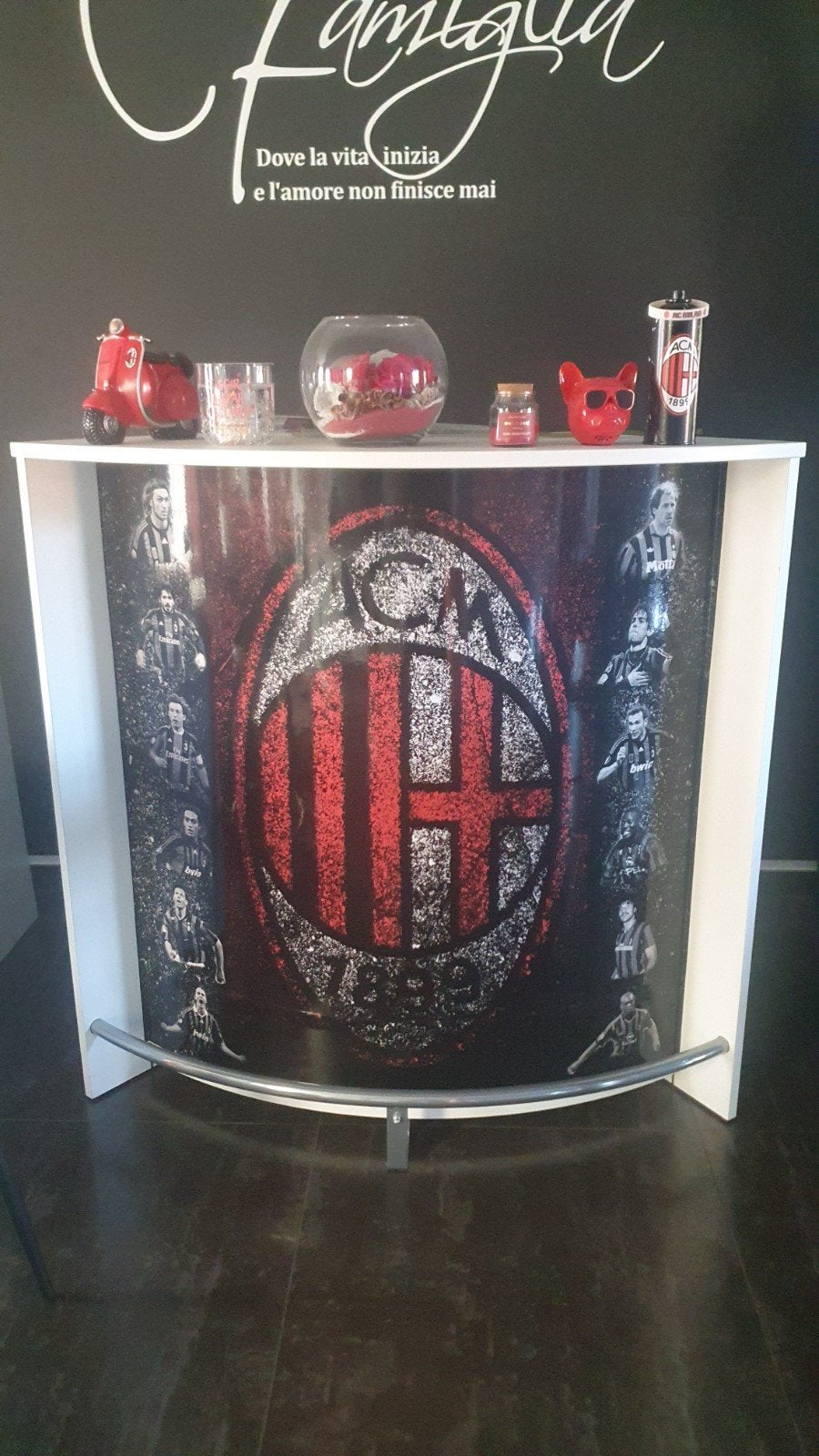Bar ac milan., Enlèvement