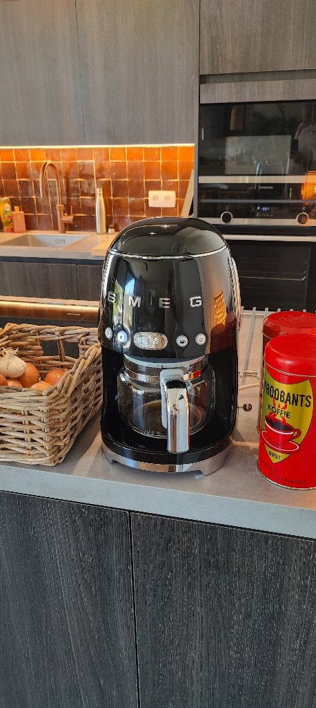 SMEG Koffiezetapparaat zwart, Ophalen, Zo goed als nieuw, Koffiemachine, Gemalen koffie