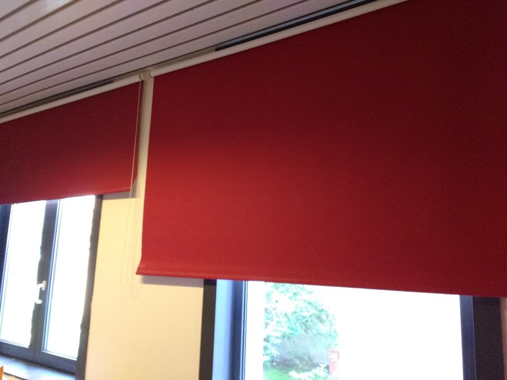 2 rode verduisterend rolgordijnen: B:180cm, H:195cm,30€/stuk, Huis en Inrichting, Ophalen, Gebruikt, Overige merken, 180 cm