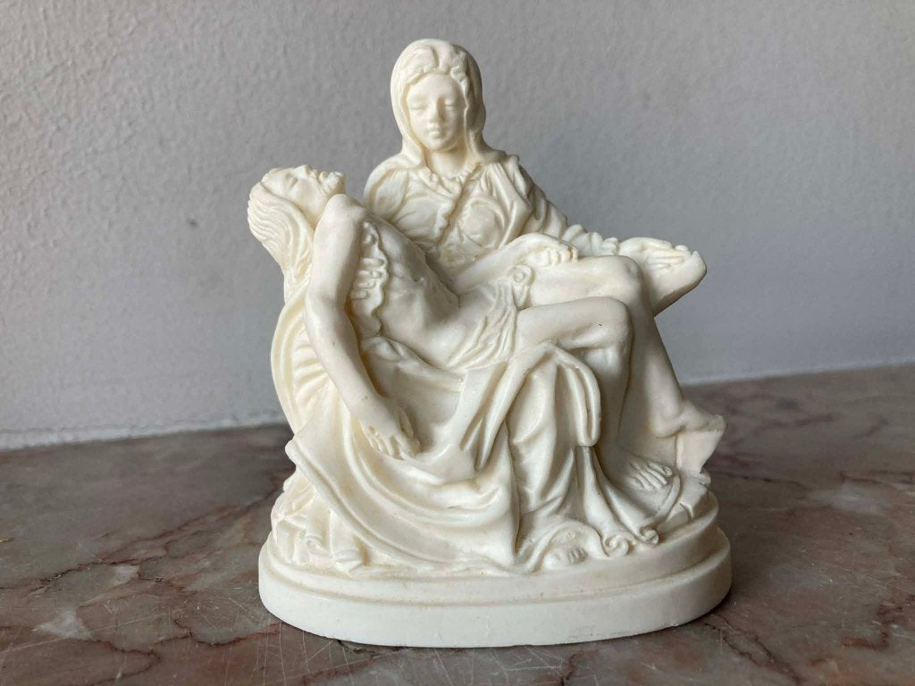 Klein beeldje pieta Maria met Jezus (8,5 cm), Ophalen of Verzenden, Zo goed als nieuw, Beeld(je), Christendom | Katholiek