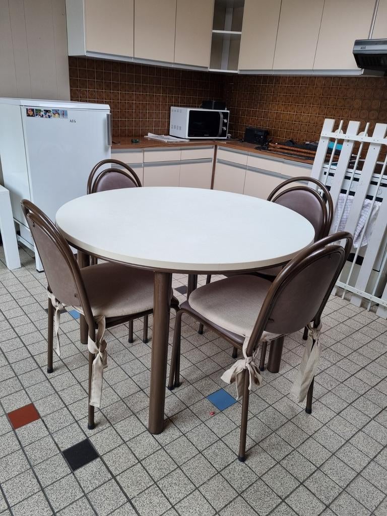 Ronde tafel en 4 stoelen, Huis en Inrichting, Ophalen
