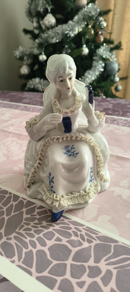 Wit-blauw stenen beeldje van een Gravin, Ophalen of Verzenden, Gebruikt, Mens