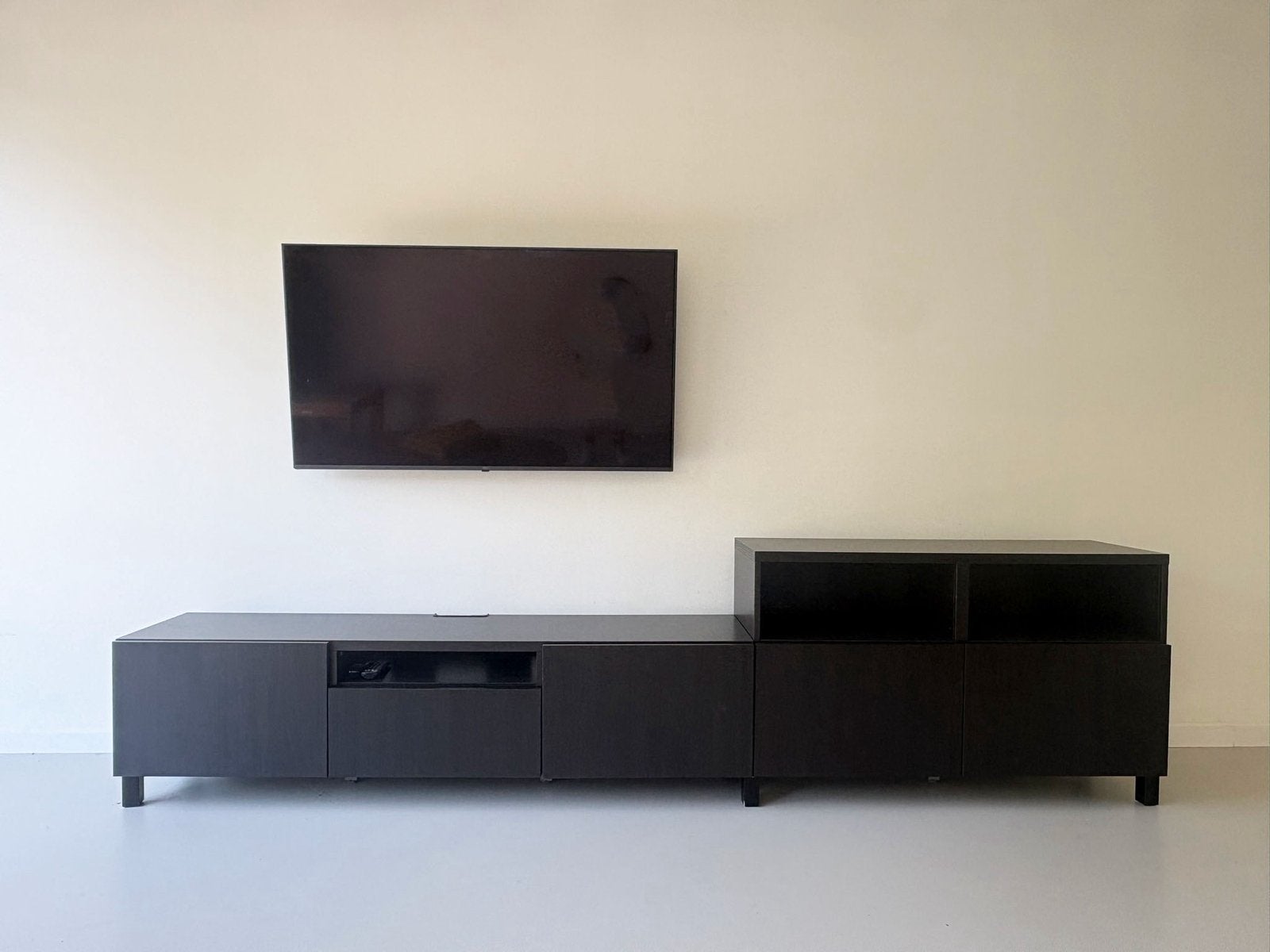 TV-meubel Ikea (BESTA) - aankoopprijs €409, Maison & Meubles, 25 à 50 cm, 200 cm ou plus, Moins de 100 cm, Enlèvement