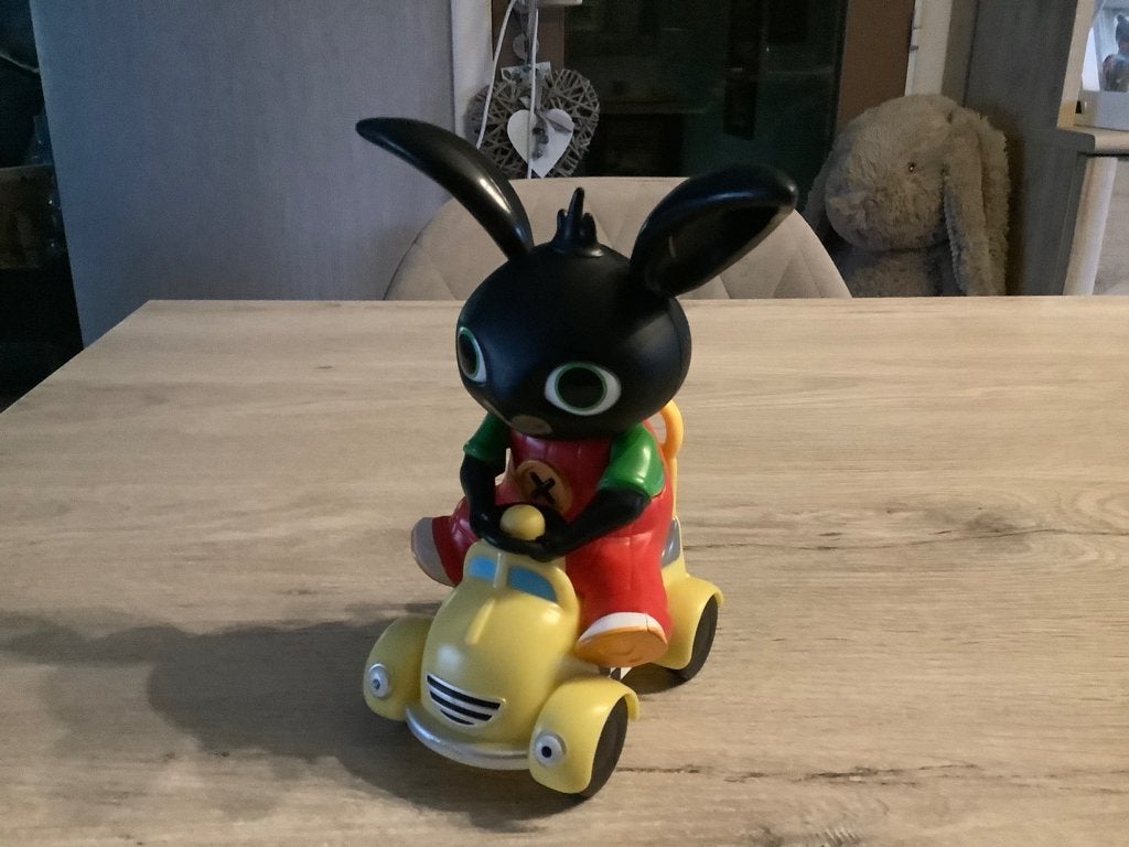 Personnage en plastique Bing avec voiture (20x13 cm), Collections, Enlèvement ou Envoi