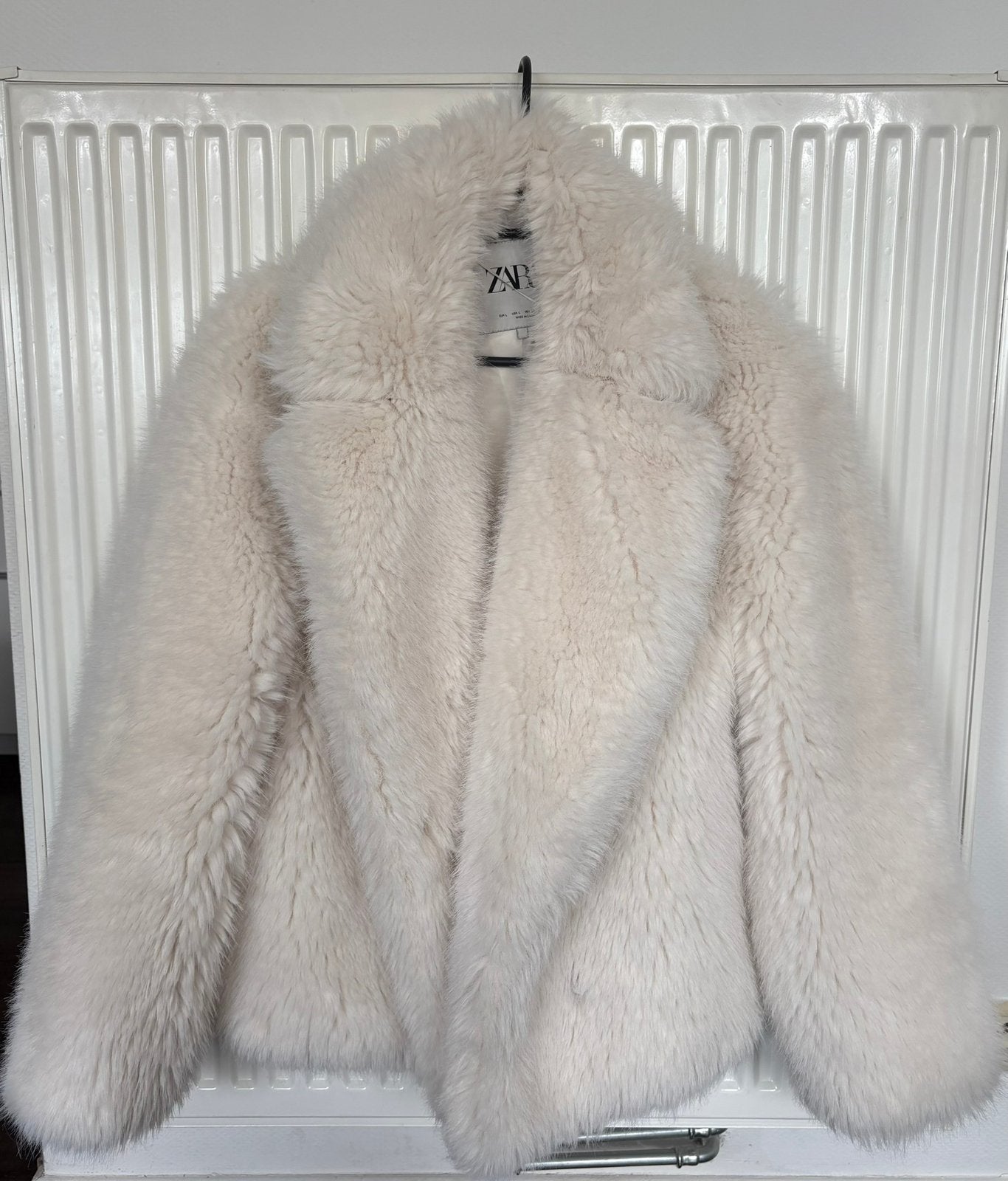 Witte faux fur jas van Zara, Vêtements | Femmes, Vestes | Hiver, Enlèvement, Comme neuf, Taille 42/44 (L), Beige