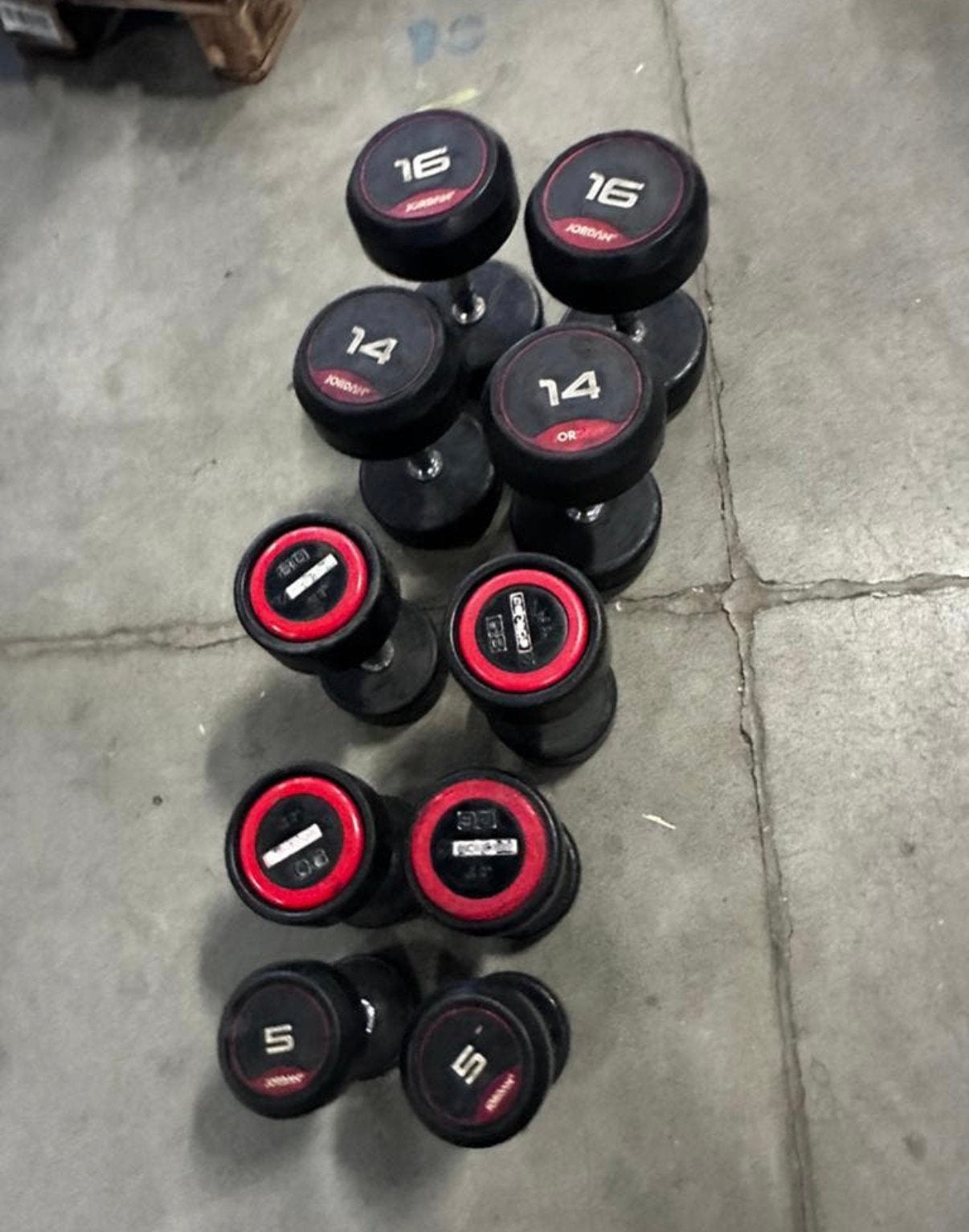 Vaste Dumbells 2x5kg ,2x6kg,2x8kg,2x14kg,2x16kg, Sports & Fitness, Enlèvement, Utilisé, Haltère