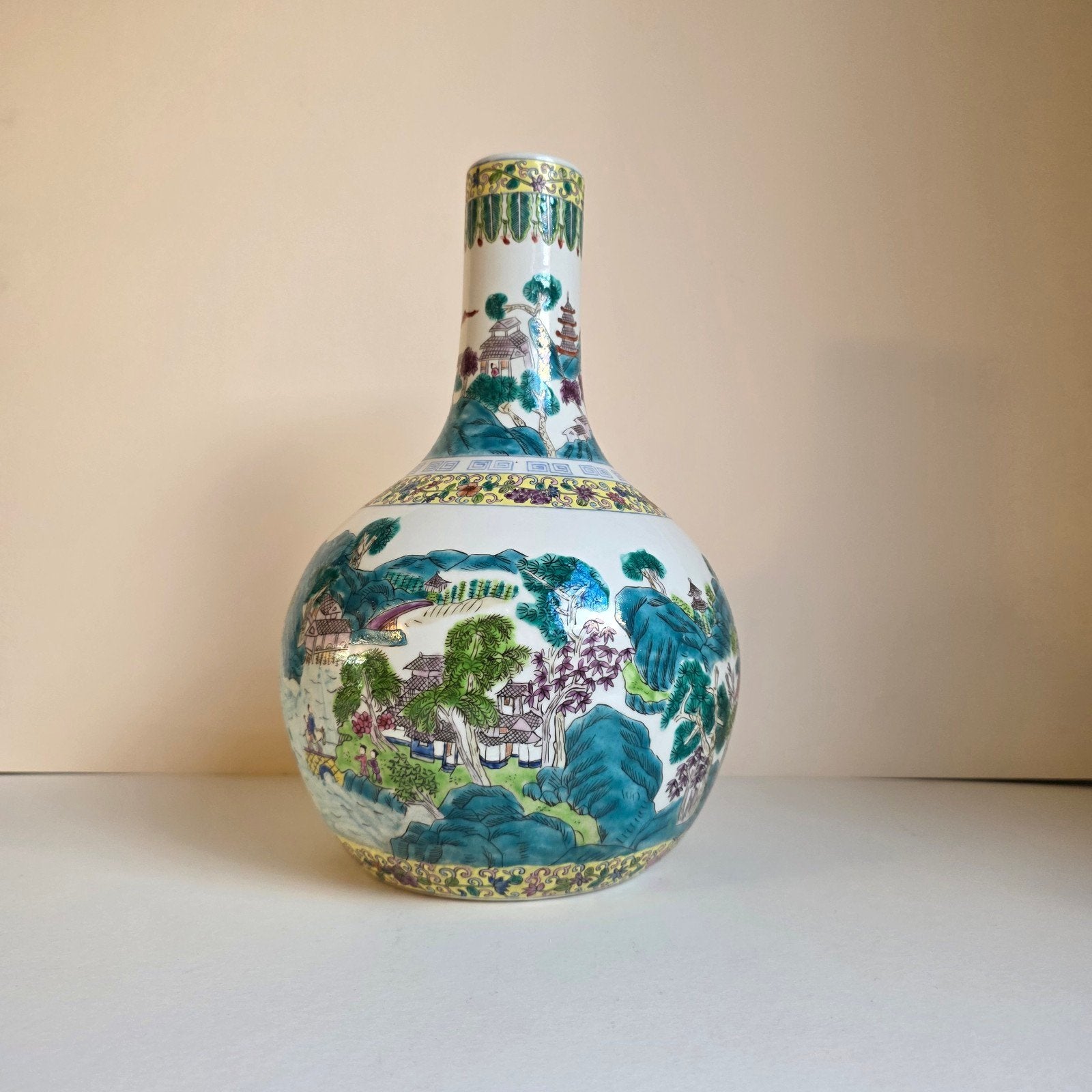 Chinese Famille Rose Vaas met Berglandschap 20ste eeuw, Antiek en Kunst, Ophalen of Verzenden