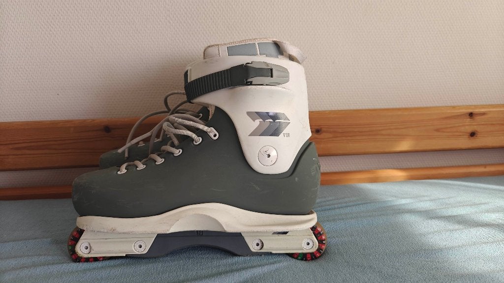 Rollers Street / Aggressif USD VII (Seven) – Gris/Blanc, Sports & Fitness, Patins à roulettes alignées, Rollers 4 roues en ligne