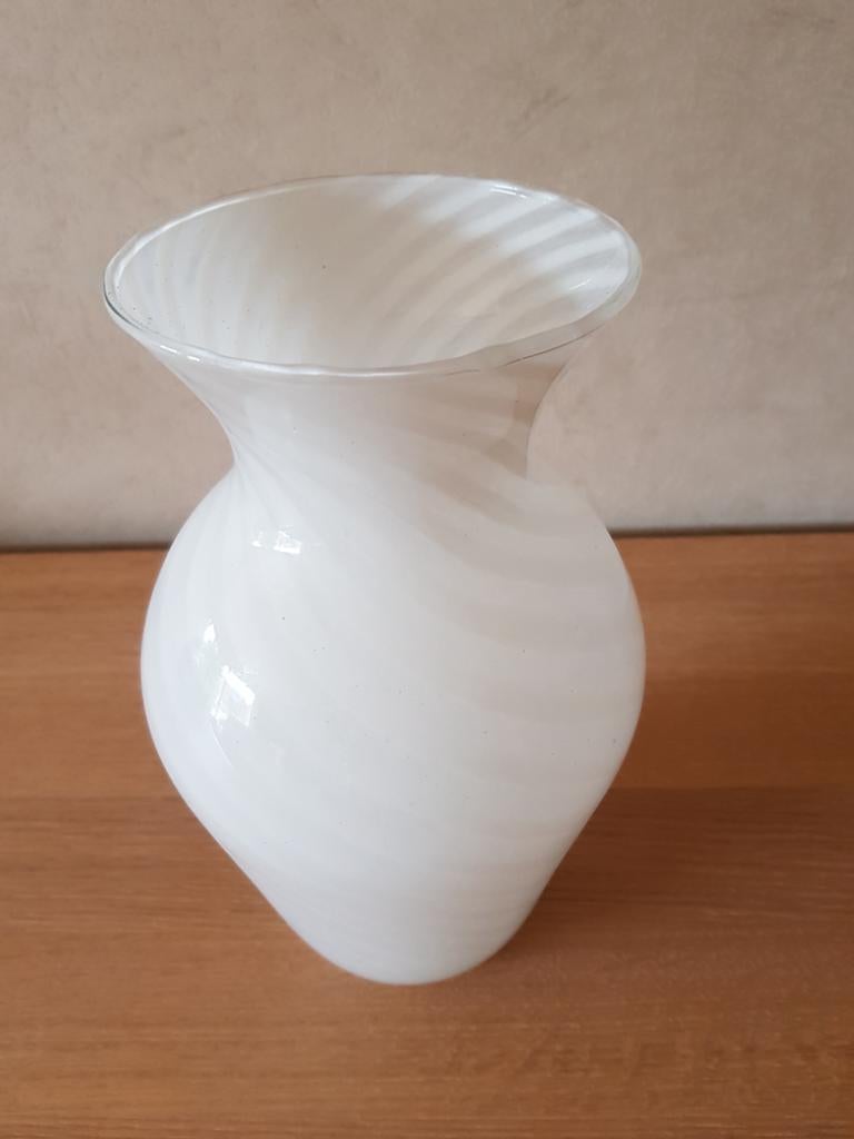 Prachtig wit glazen vaas, hoogte 24cm, uitstekende staat, Huis en Inrichting, Woonaccessoires | Vazen, Ophalen, Zo goed als nieuw