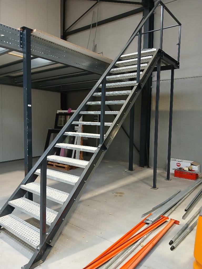 INDUSTRIELE STALEN TRAP, Doe-het-zelf en Bouw, Ophalen, Zo goed als nieuw, Trap, 2 tot 4 meter