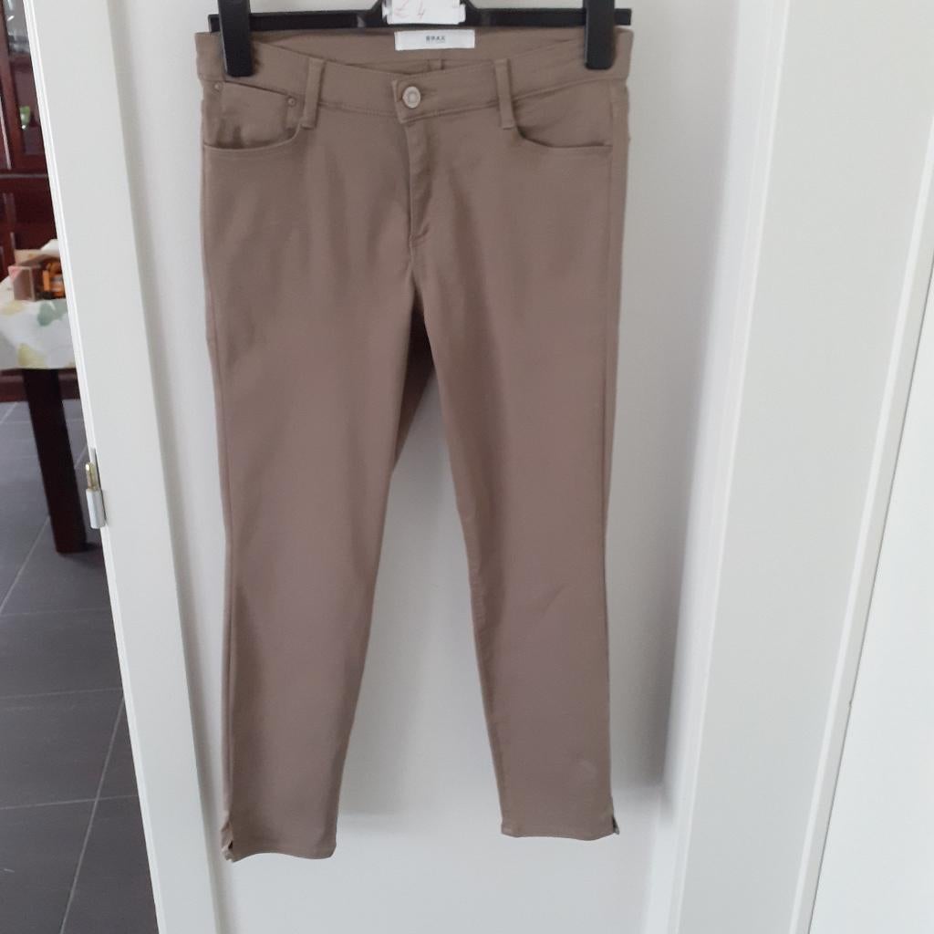 BRAX Taupe spijkerbroek met splitje Maat: 36? Prijs: € 4, Kleding | Dames, Spijkerbroeken en Jeans, Overige kleuren, Brax, Ophalen of Verzenden