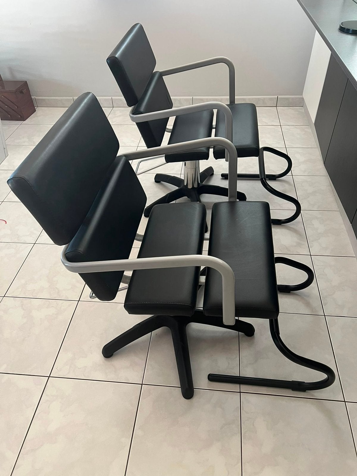 2 kapperstoelen met voetsteun, Huis en Inrichting, Ophalen, Zo goed als nieuw