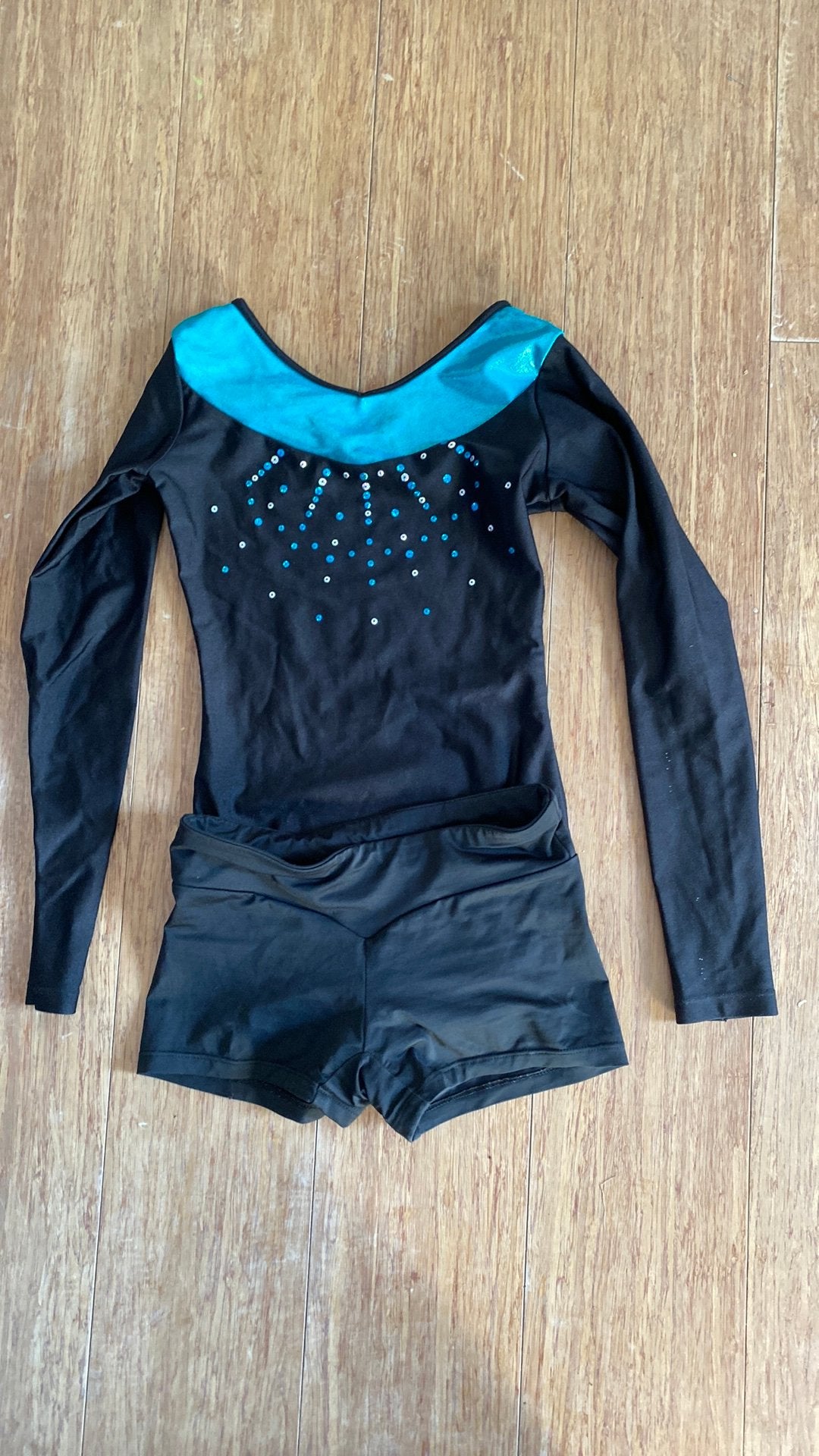 Turnpakje met shortje 8-11j decathlon, Sport en Fitness, Turnen, Ophalen, Zo goed als nieuw, Turnpak(je)