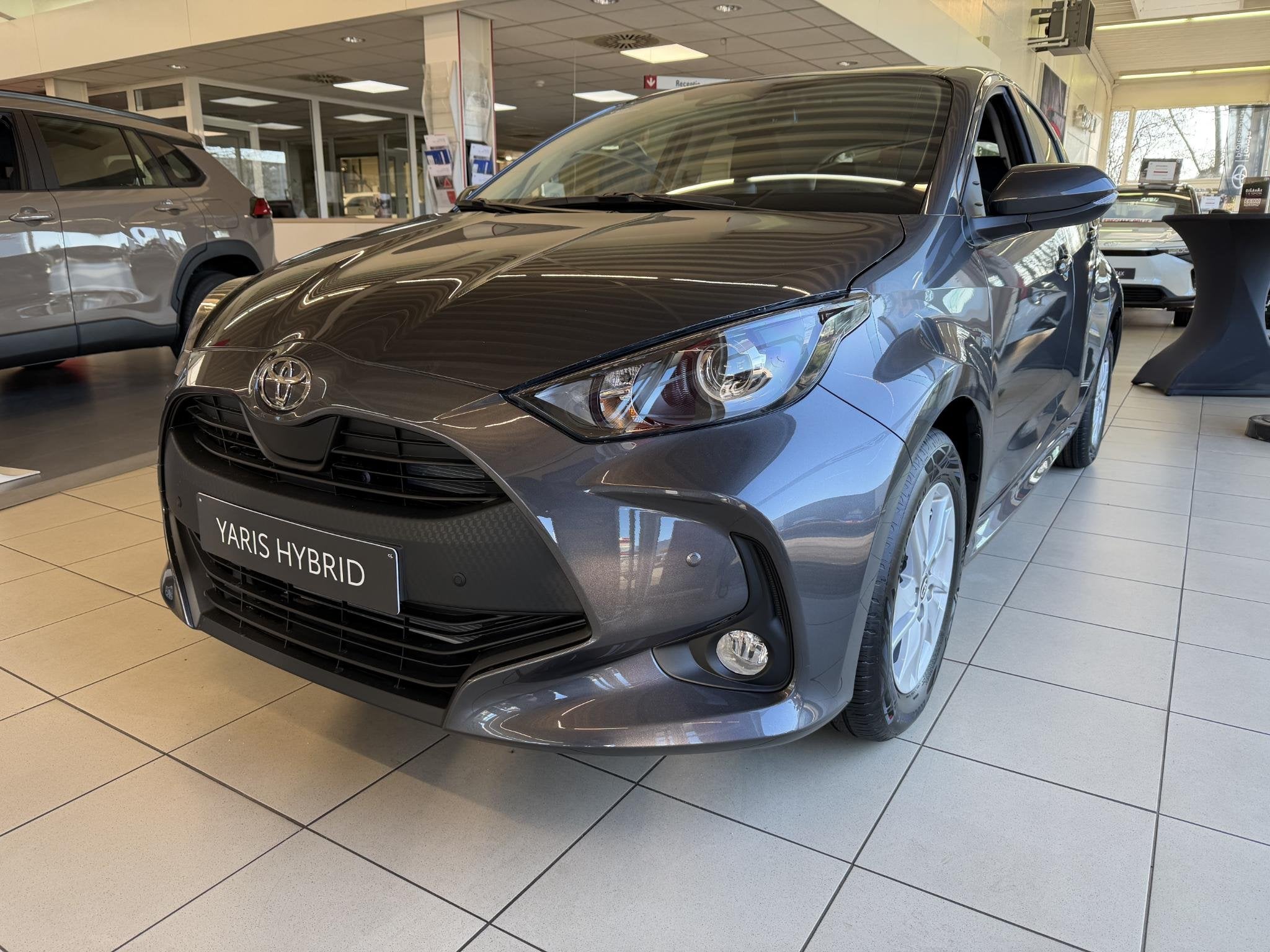 Toyota Yaris Dynamic, Auto's, Toyota, Bedrijf, Te koop, Yaris, Hybride Elektrisch/Benzine, Stadsauto, 5 deurs, Automaat, Zilver of Grijs