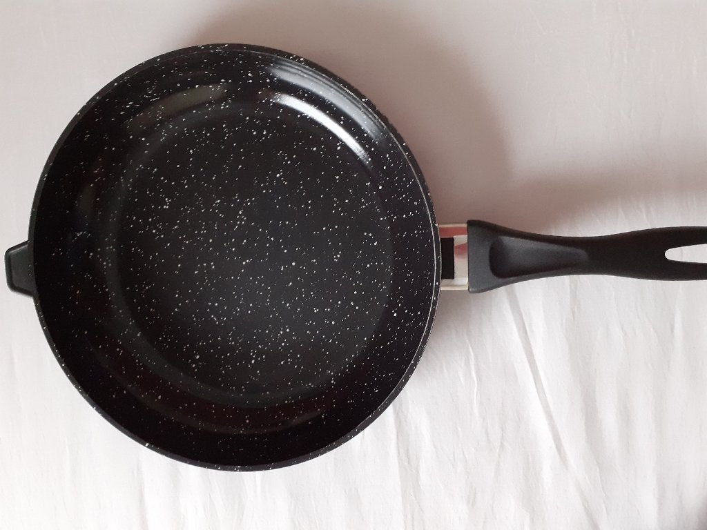 Grote gietijzeren pan van 33 cm. ook voor inductie, Huis en Inrichting, Gebruikt, Ophalen of Verzenden, Afgietsysteem, Braadpan