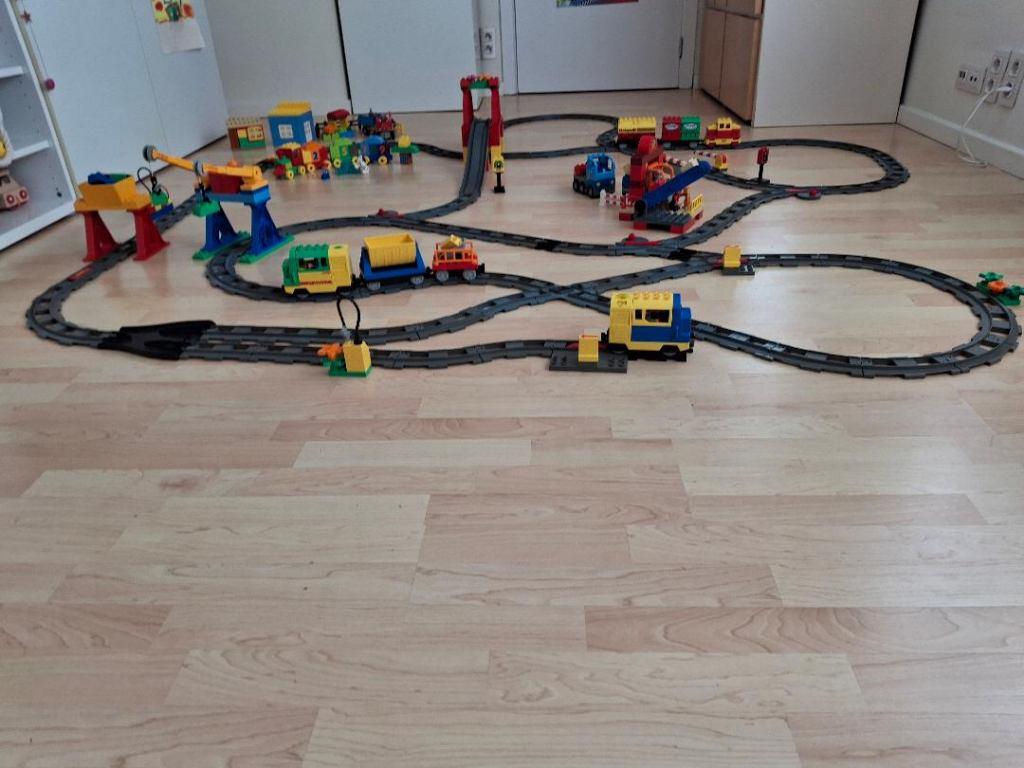 ÉNORME circuit train DUPLO complet+2 locomotives+80rails !, City, Ensemble complet, Comme neuf, Enlèvement