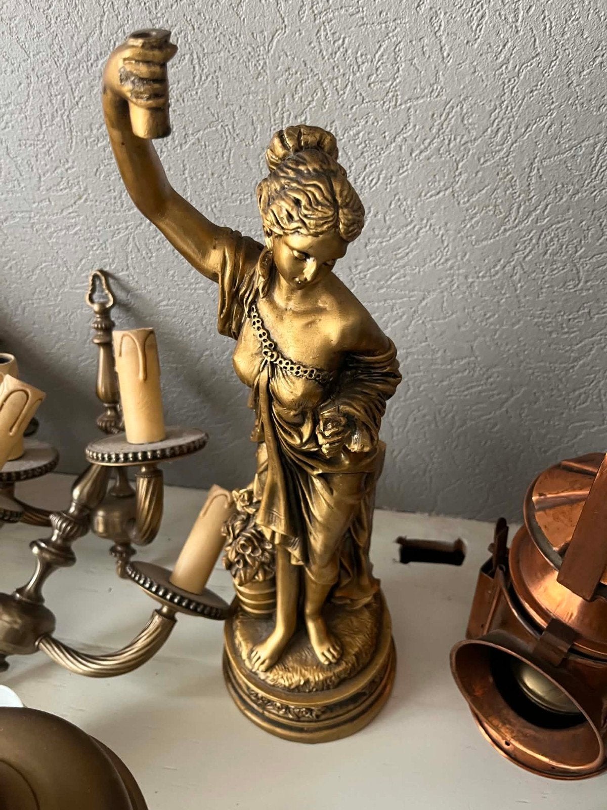 Elegant klassiek beeld van jonge dame in bronstint – decorat, Ophalen