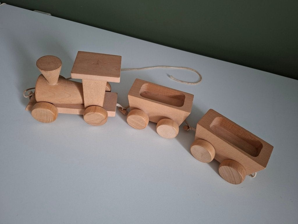 houten treintje uit Praag, Kinderen en Baby's, Speelgoed | Houten speelgoed, Ophalen of Verzenden, Gebruikt, Duw- of Trekspeelgoed
