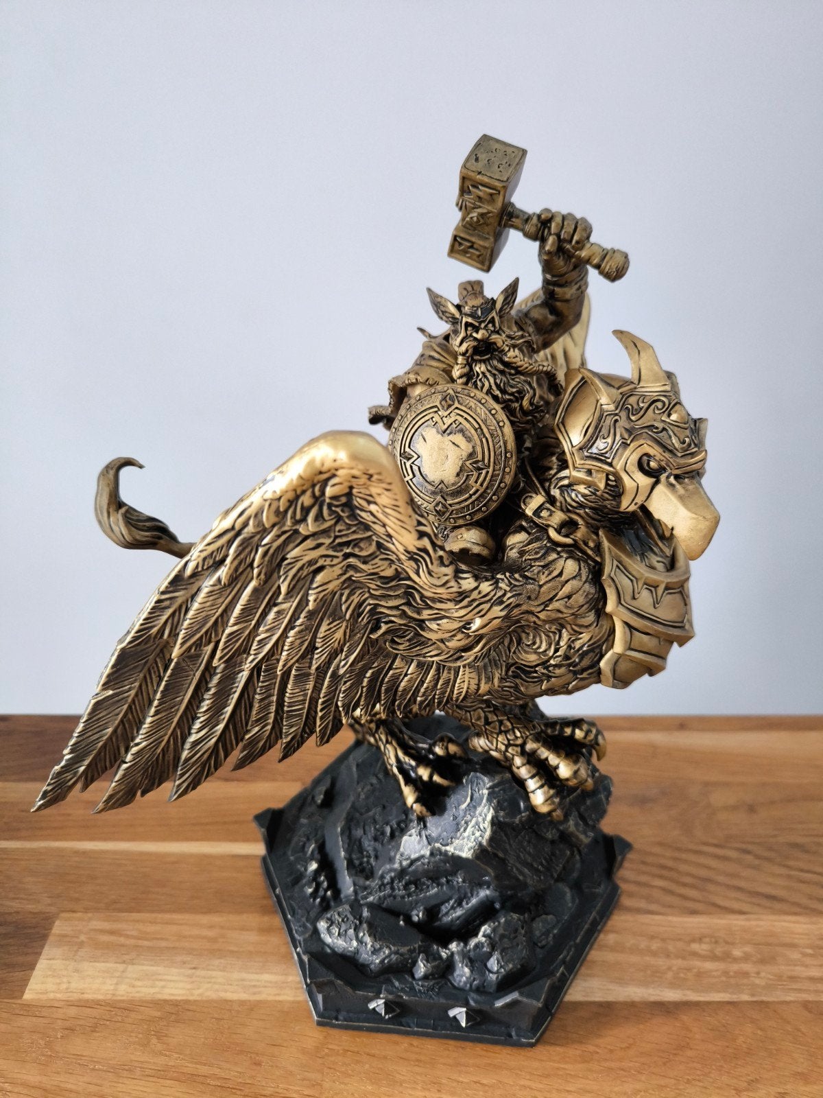 World of Warcraft Gryphon Rider statue ( WOW 20 ans), Collections, Statues & Figurines, Neuf, Enlèvement
