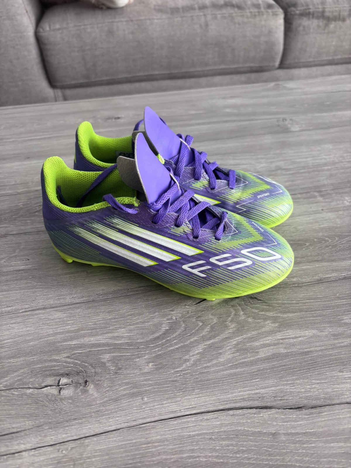 Chaussures de foot F50 T33 quasi neuves, Sports & Fitness, Enlèvement ou Envoi, Comme neuf, Chaussures