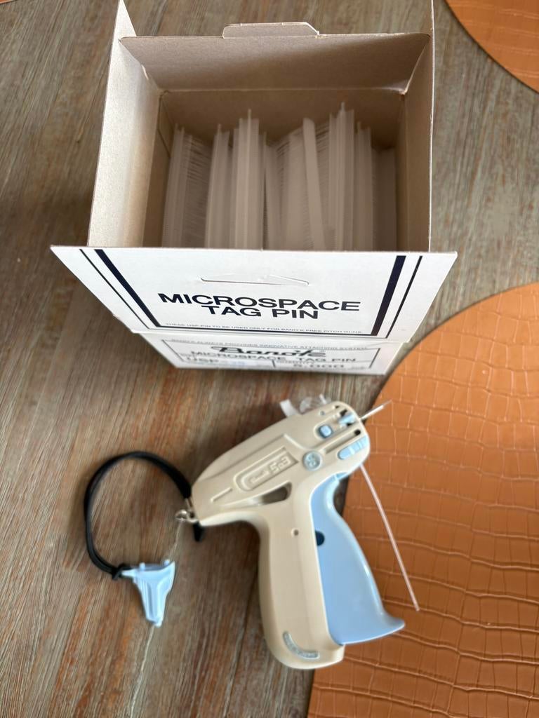 Tagging gun met tag pins, Ophalen