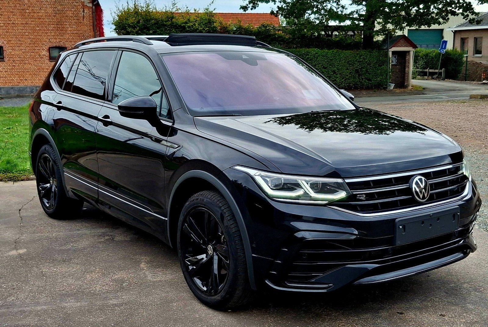 VW TIGUAN R-LINE BLACK EDITION 7PL FULL OPTION, Auto's, Automaat, Dealer onderhouden, Leder, Bedrijf