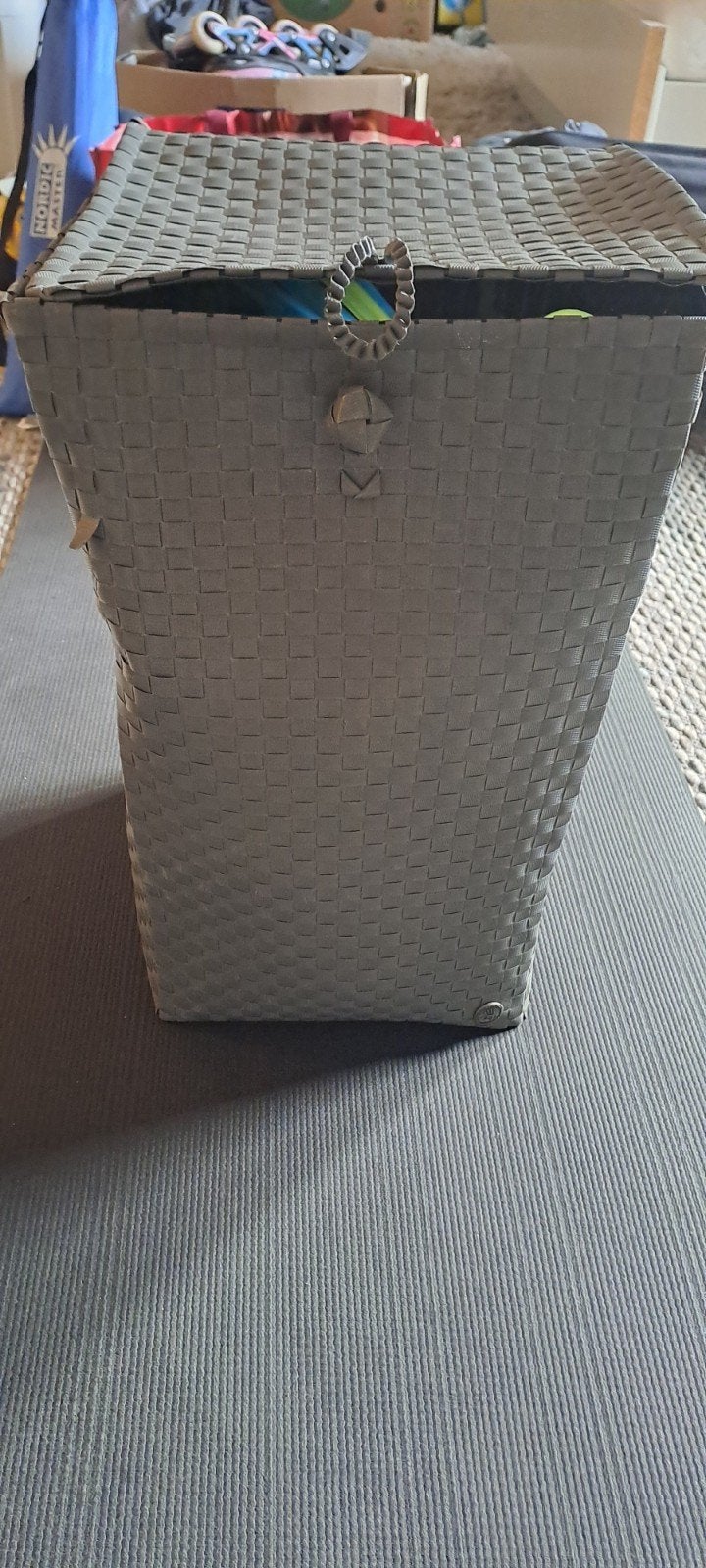grijze wasmand, Ophalen, Gevlochten