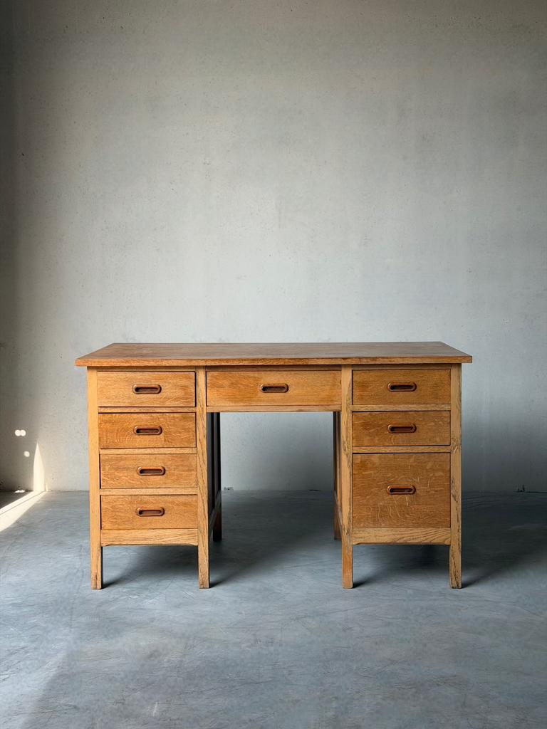 Vintage houten bureau met lades, Huis en Inrichting, Bureaus, Ophalen, Zo goed als nieuw, Modern, Hout