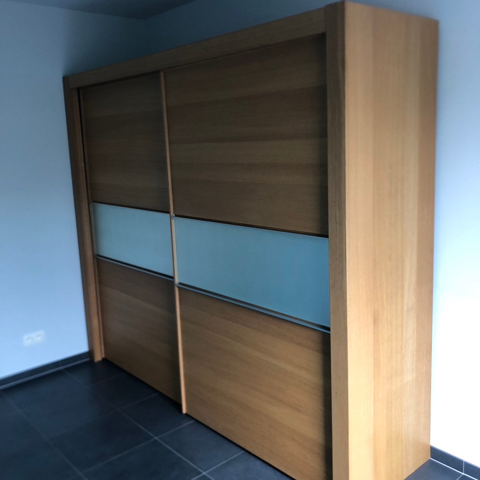 Ruime moderne kleerkast met 2 schuifdeuren., Ophalen, Met deur(en), Gebruikt, 200 cm of meer