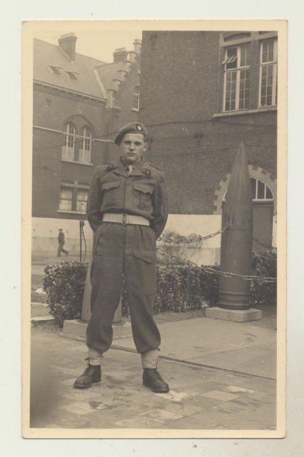 (m61) Genie soldaat in battle dress in kazerne, foto, Collections, Envoi