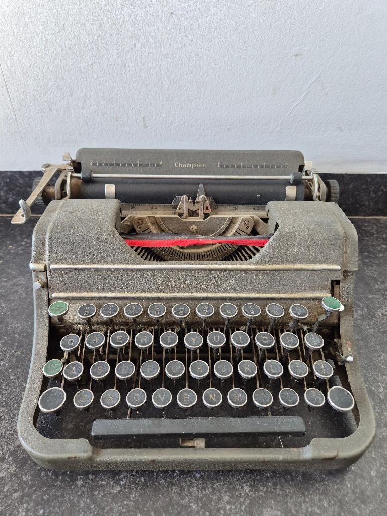 Machine à écrire vintage Underwood Champion — vers 1938-1946, Enlèvement, Utilisé