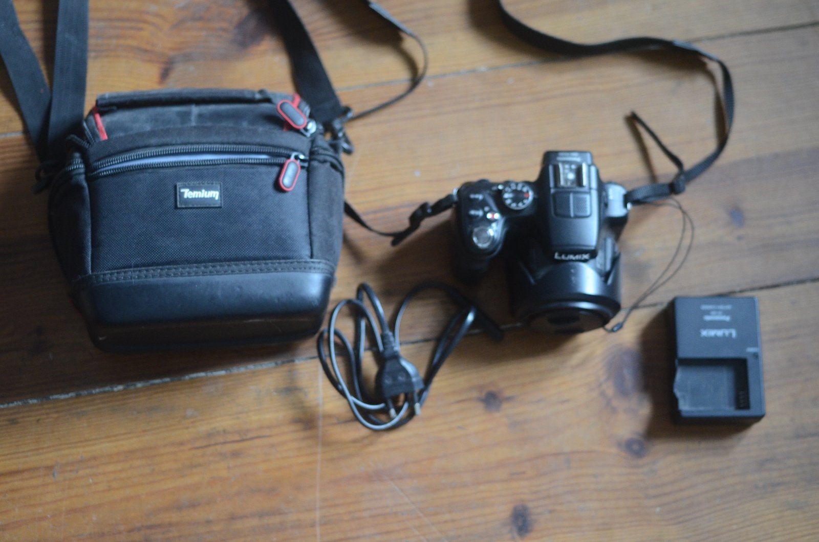 Appareil photo bridge Panasonic Lumix FZ200 + accessoires, Carte mémoire, Caméra, Comme neuf, Enlèvement