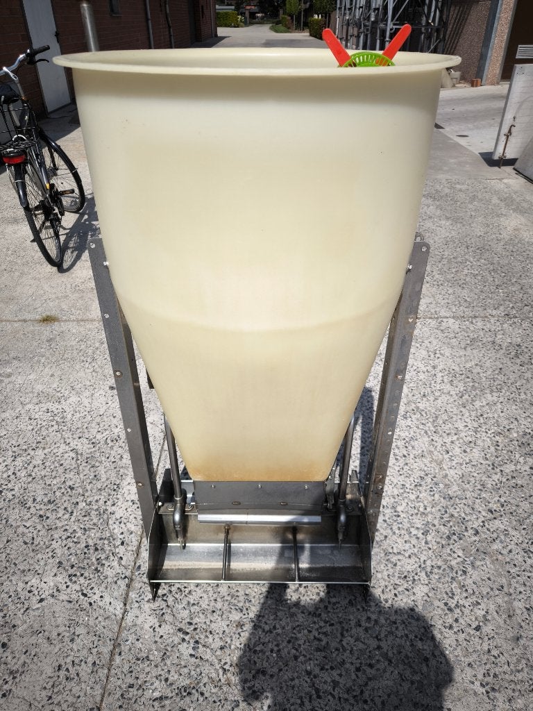 Verba speedfeeder voederbak, Stalling