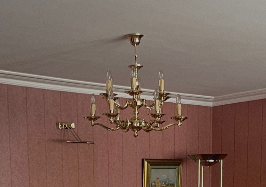 Grote vintage 12-armige klassieke gouden kroonluchter, Huis en Inrichting, Ophalen, Overige materialen, Classique / baroque à deux étages