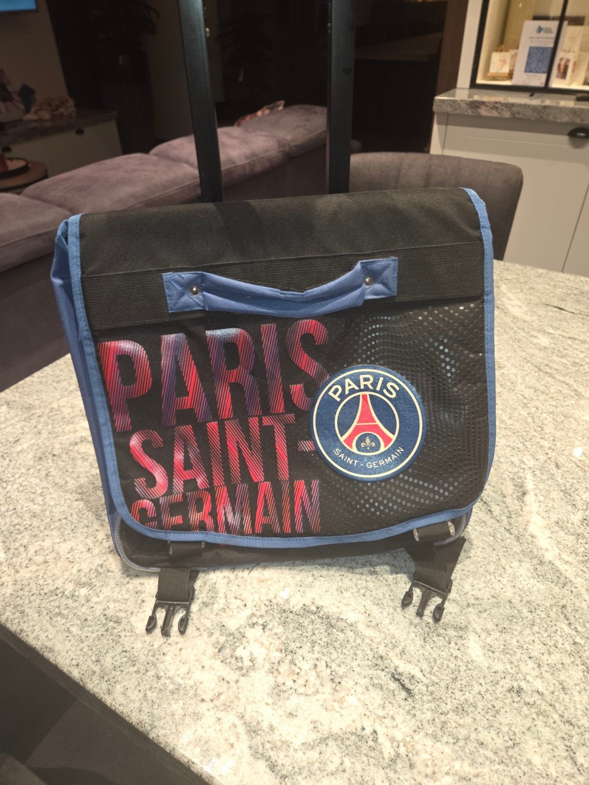 Boekentas trolley Paris Saint Germain, Ophalen