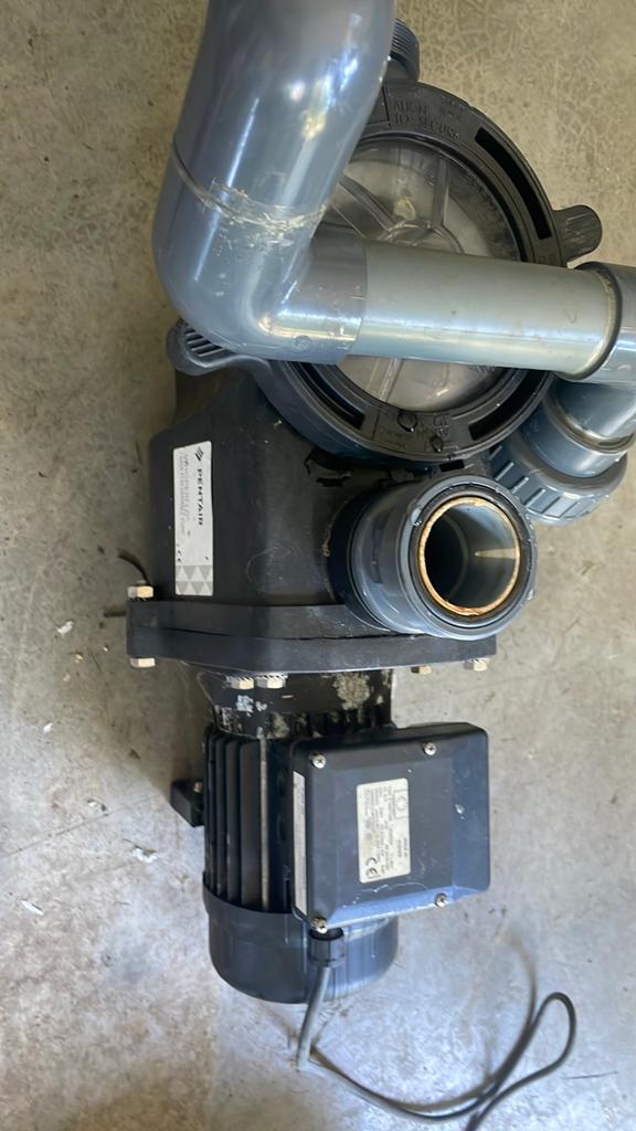 2 zwembad pompen 0,75kw 5,6a  trpmin en 0,75 3,8a 3900r/ min, Enlèvement ou Envoi, Comme neuf