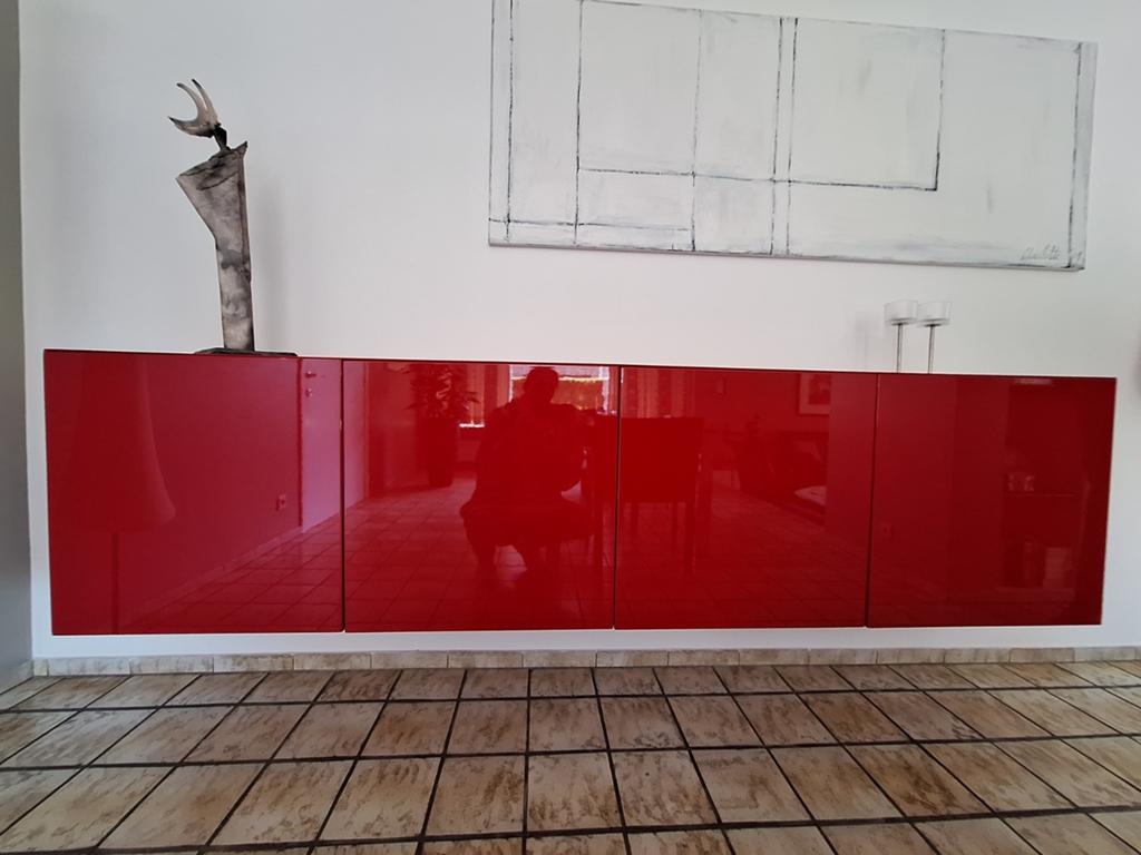 Rode hoogglans dressoir om op te hangen, Ophalen