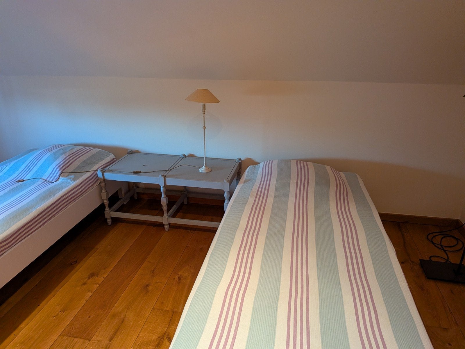 2 eenpersoonsbedden en nachttafel, Ophalen