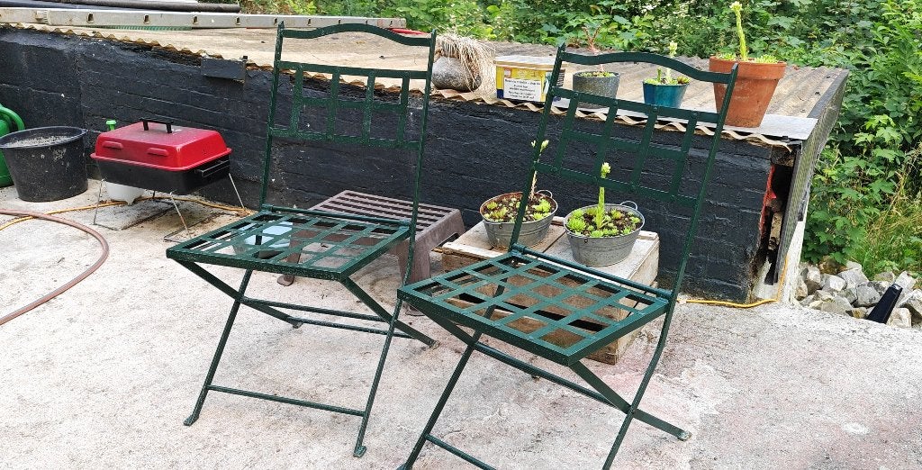 2 oude groen ijzeren bistro (klap)stoelen, Tuin en Terras, Tuinstoelen, Ophalen, Gebruikt, Metaal, Inklapbaar