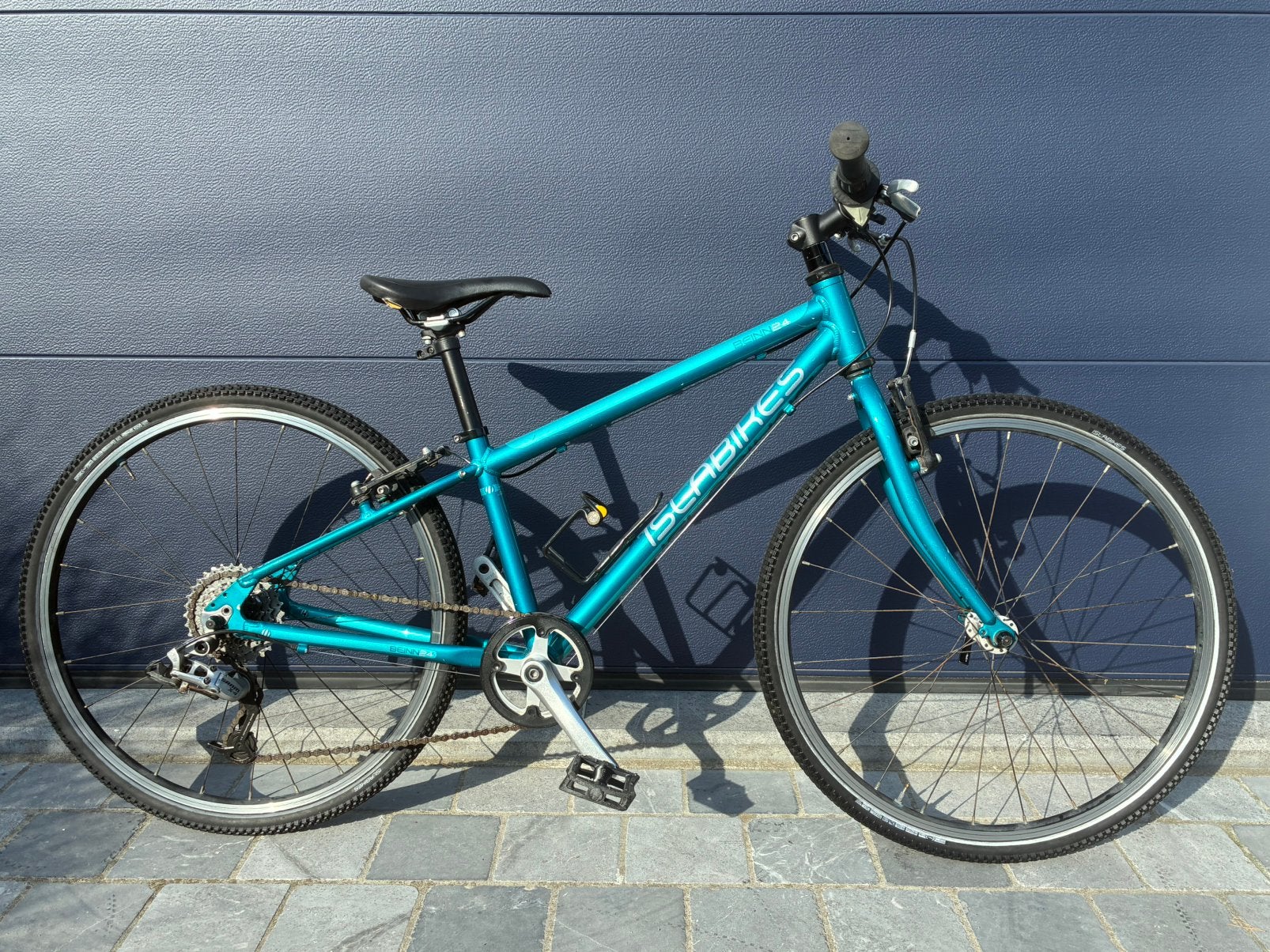 ISLABIKES Beinn 24 - Unisex Kids Mountainbike - Lagoon Blue, 24 pouces, Islabikes, Frein à main, Enlèvement