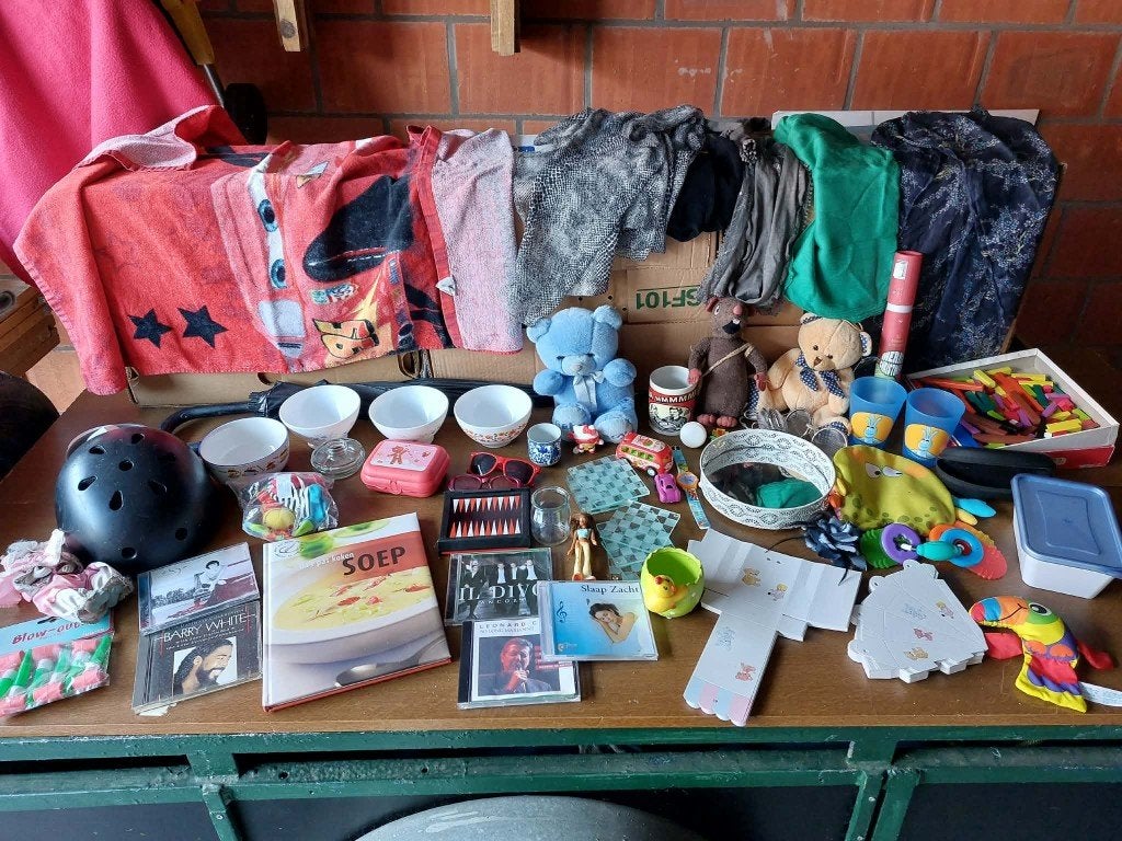 Rommelmarkt gerief 2 banaandozen vol alles weg voor 6 €, Diversen, Rommelmarktspullen, Ophalen, Zo goed als nieuw