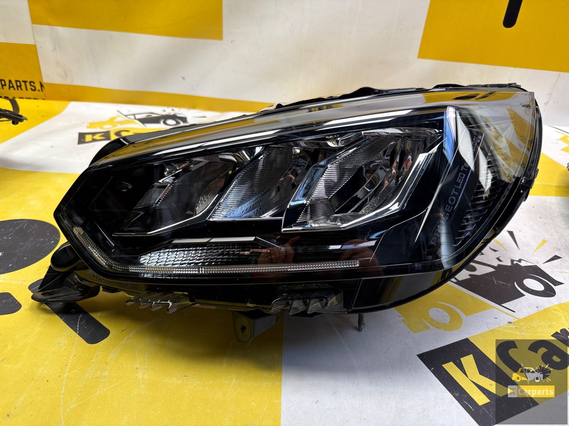 Phare avant gauche d'origine Peugeot 208 Facelift Full LED 1, Taurusavenue 1
2132 LS  Hoofddorp, NL, Contact.group@renault.com