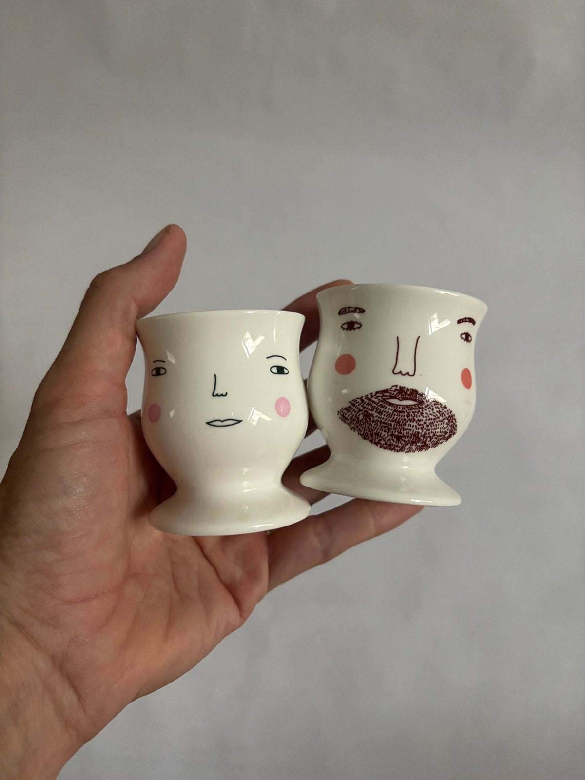 Coquetiers peints à la main par Donna Wilson, Envoi