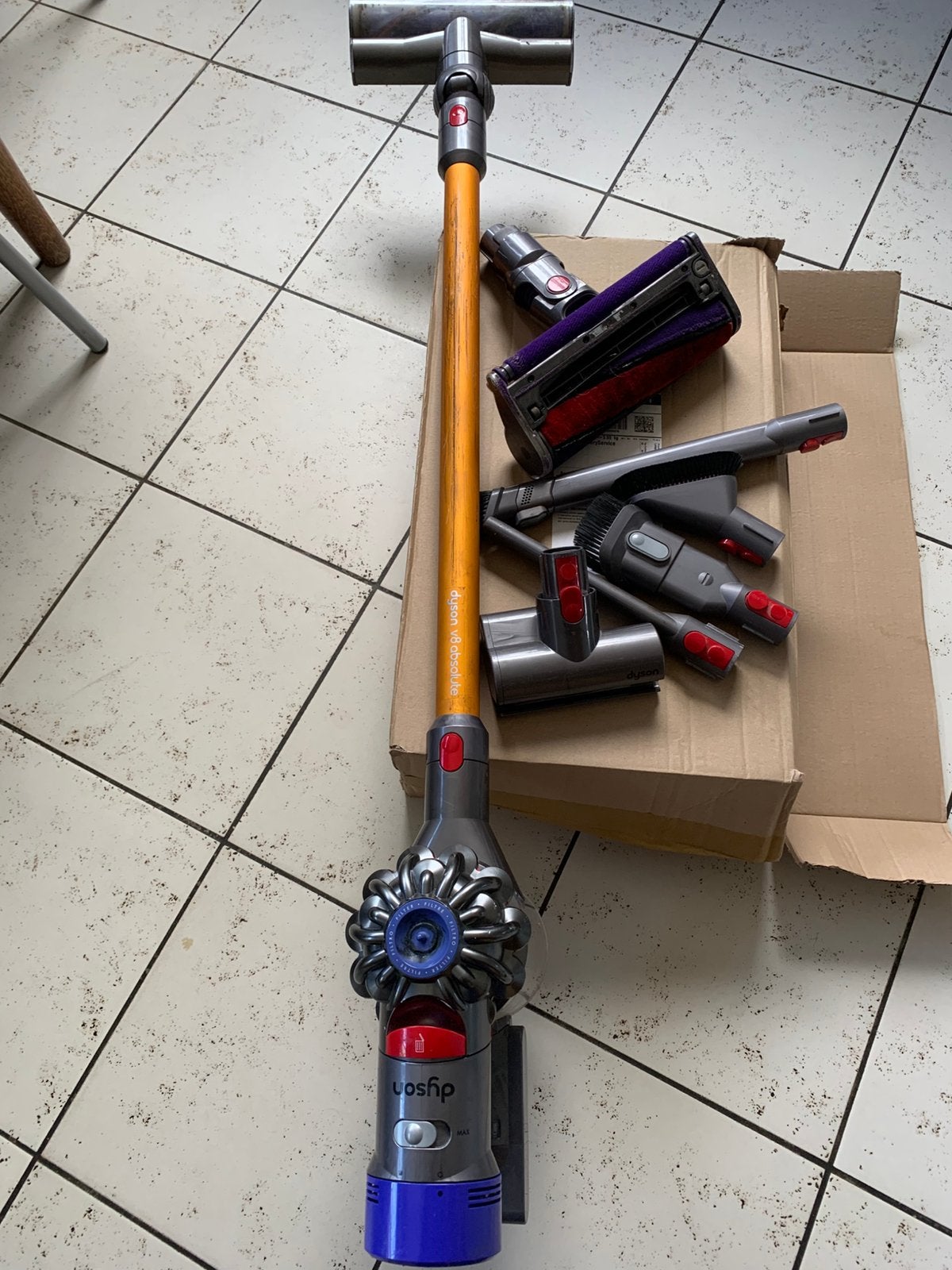 Dyson v8 met veeltoebehoren, Zo goed als nieuw, Reservoir, Steelstofzuiger, Ophalen