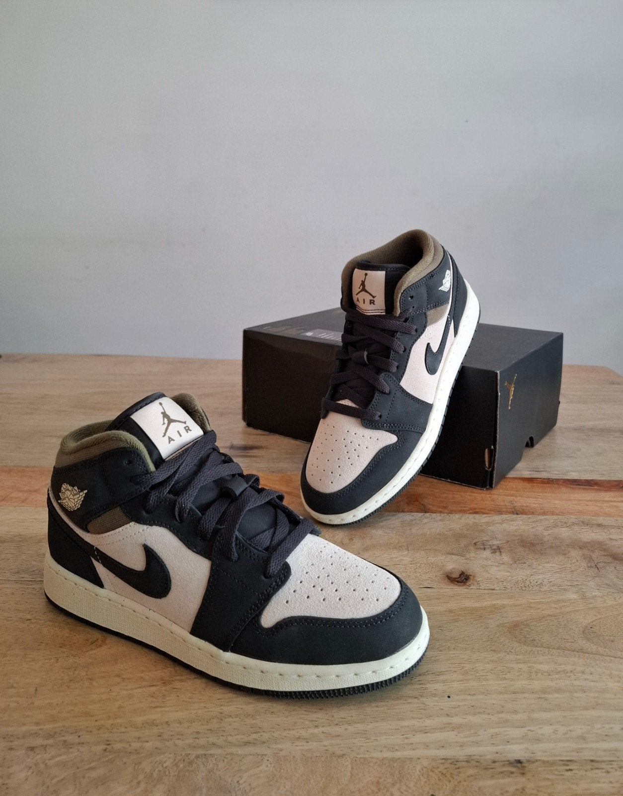 Nike Air Jordan 1 Mid SE Light Orewood Brown Olive - Maat 38, Wit, Nieuw, Ophalen of Verzenden, Sneakers