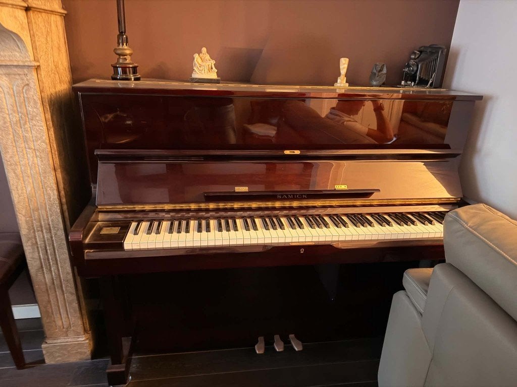 Piano droit Samick, Enlèvement, Comme neuf, Autres couleurs, Piano