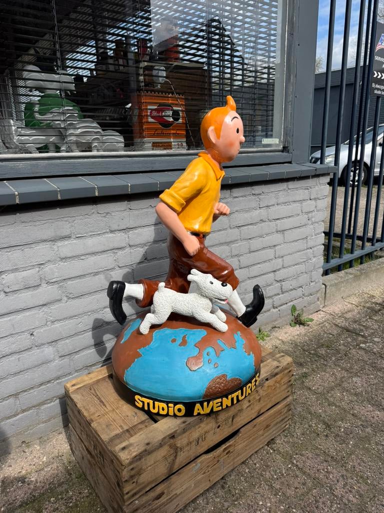 Kuifje beeld op de wereldbol, Verzamelen, Ophalen, Kuifje, Gebruikt, Beeldje of Figuurtje