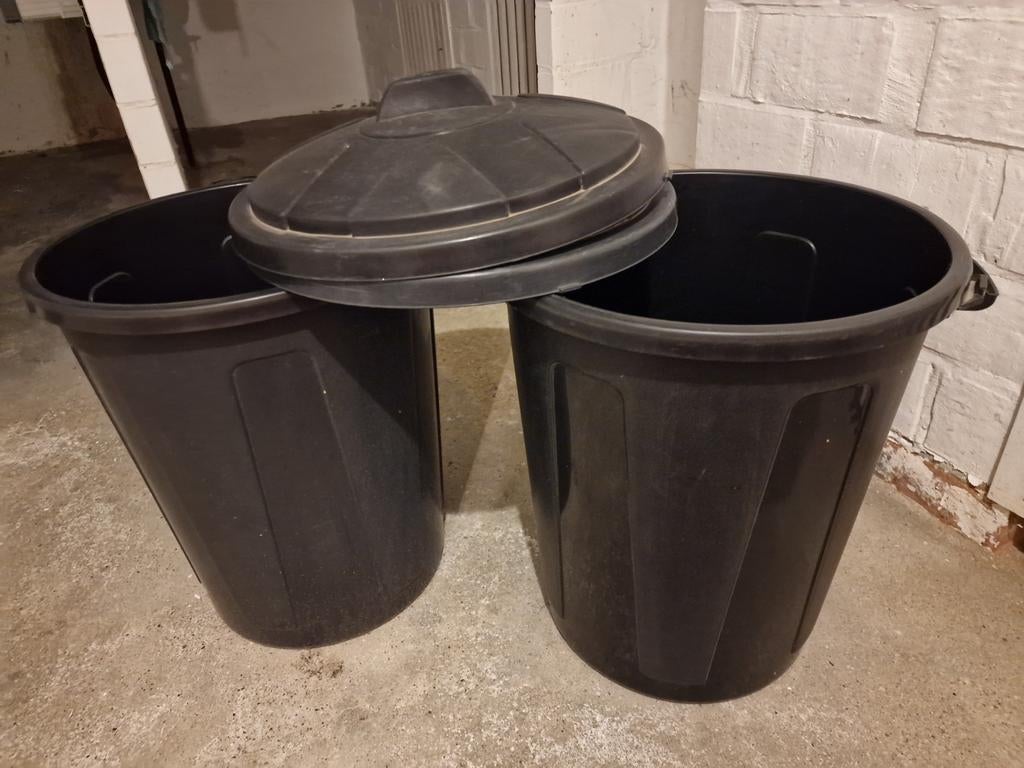 Zwarte pvc tonnen te koop € 20 /stuk, Ophalen