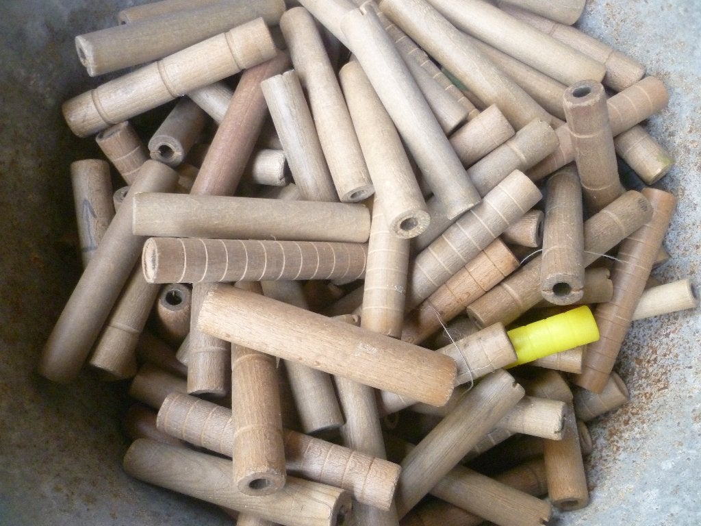 LOT VAN ONGEVEER 300 OUDE HOUTEN HAREN SPOELEN, Antiek en Kunst, Ophalen